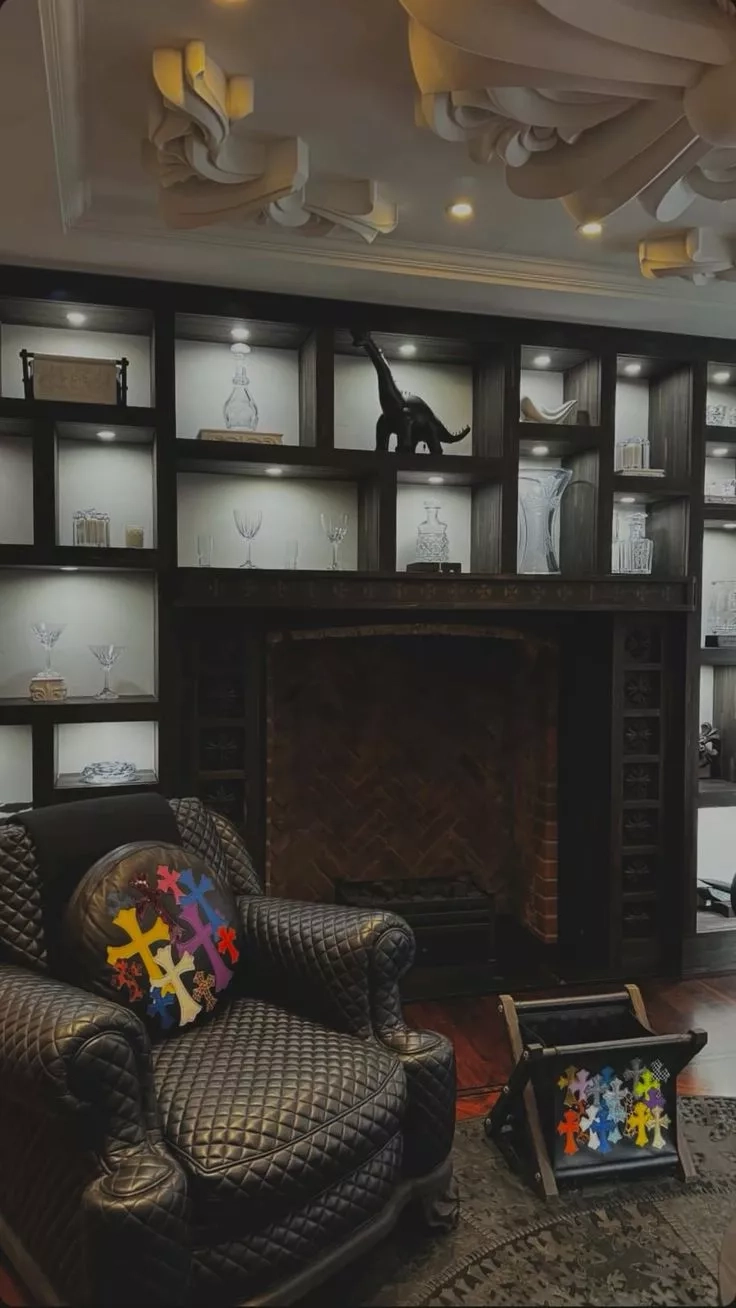 Chrome Hearts Home: мебель, предметы интерьера и коллекционный декор.