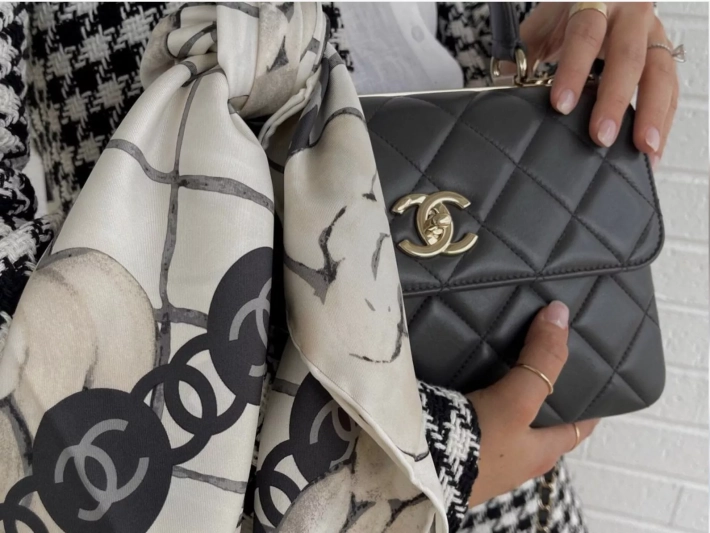 Платки CHANEL — искусство, которое можно носить.