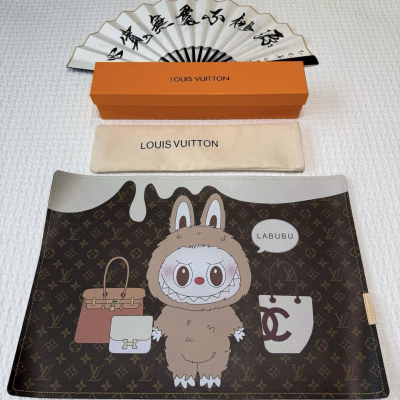 Коврик на письменный стол Louis Vuitton 42*57 см (17603)