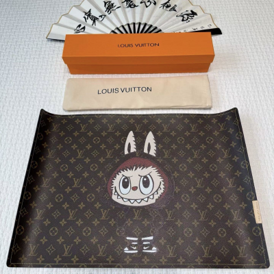 Коврик на письменный стол Louis Vuitton 42*57 см (17605)