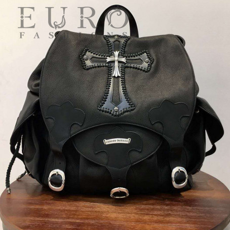 Дорожная сумка-рюкзак Chrome Hearts 8717 Вместительный современный кожаный рюкзак с замшевой подкладкой, украшенный брендовыми элементами из серебра 925 пробы.