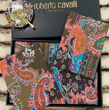 Постельное белье Roberto Cavalli (10646) Комплект постельного белья из коллекции Roberto Cavalli Home для двуспальной кровати. Основной цвет - черно-золотой