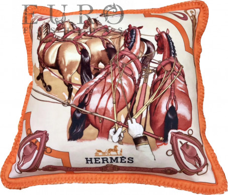 Подушка Hermes Horses (8451) Подушка - часть великолепного комплекта постельного белья Hermes в тематике грациозных породистых лошадей, которых особенно ценили в континентальной Европе