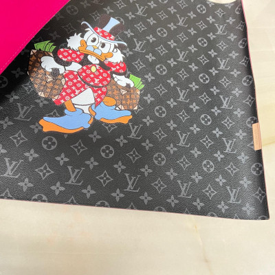 Коврик на письменный стол Louis Vuitton 42х57 см (12688) фиолет.